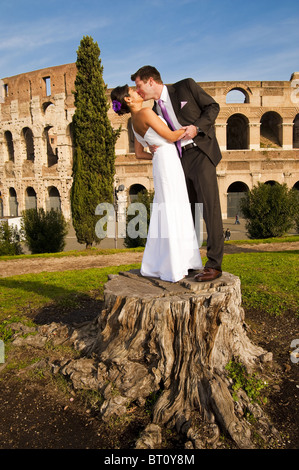 Brautpaar küssen vor Roman Colosseum Stockfoto