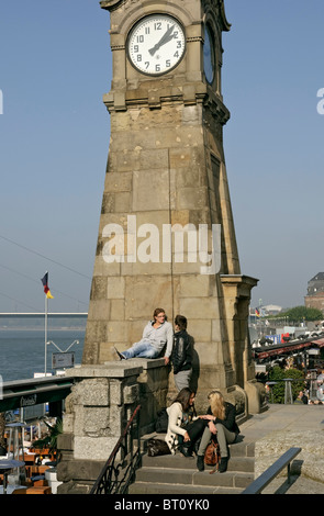 Die Pegeluhr Uhr an der Rheinpromenade in Düsseldorf, NRW, Deutschland Stockfoto