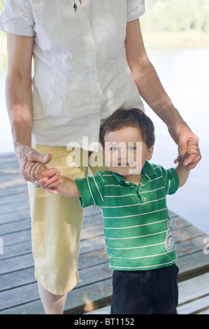 Großmutter mit 18 Monate alten Enkel im Urlaub auf See New Hampshire Stockfoto