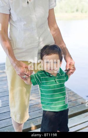 Großmutter mit 18 Monate alten Enkel im Urlaub auf See New Hampshire Stockfoto