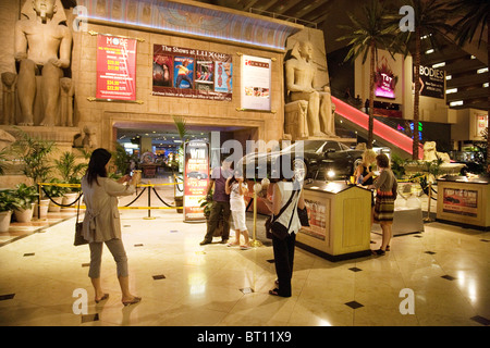 Touristen fotografieren, das Innere des Hotel Luxor, Strip, Las Vegas USA Stockfoto
