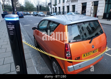 Eine geringe Emissionen Kraftstoff sparende elektrische Auto Ladeleistung an eine Ladestation Station in London England UK KATHY DEWITT Stockfoto