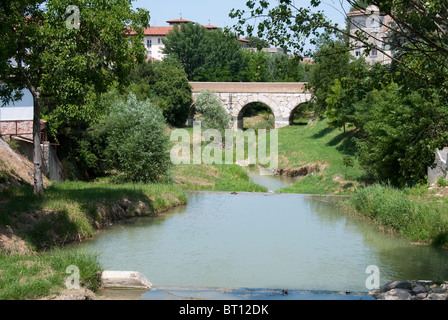 Die Brücke über den Rubicon River, wo Julius Caesar die Grenze der römischen Republik in 49 überquert Stockfoto