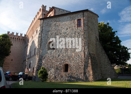 Burg von Piandimeleto in Le Marche Provinz von Pesaro e Urbino, Italien mit der sogenannten ghibellinischen oder Schwalbenschwanz battleme Stockfoto