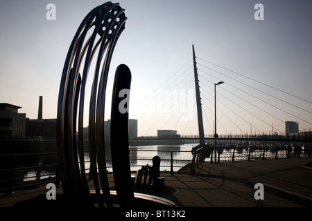 Segeln Brücke und den gegenüberliegenden Skulptur an der Swansea, Swansea, Wales, UK. Stockfoto