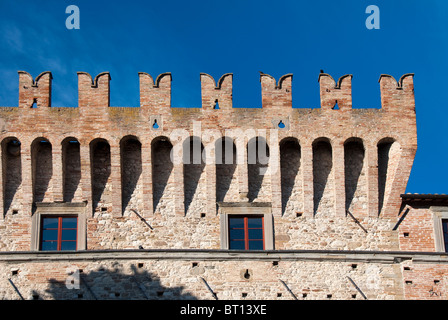 Burg von Piandimeleto in Le Marche Provinz von Pesaro e Urbino, Italien mit der sogenannten ghibellinischen oder Schwalbenschwanz battleme Stockfoto