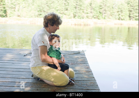 Großmutter mit 18 Monate alten Enkel im Urlaub auf See New Hampshire Stockfoto