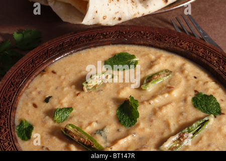 Sultani dal ist eine reiche Vorbereitung der Toor dal (gelbe Linsen) in der Milch, Sahne und Quark gemischt werden. Stockfoto