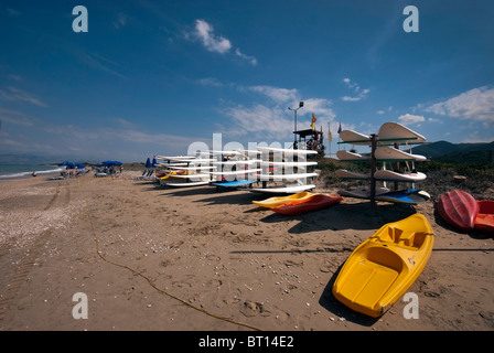 Surfbretter zu mieten, Acharavi Strand, Ionische Inseln Korfu. Stockfoto