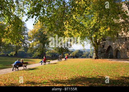 Besucher, die in der Sonne sitzen, an der Burg Knaresborough North Yorkshire in England Stockfoto