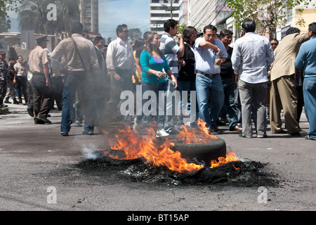 Brennende Reifen als Straßensperren in Quito, Ecuador, aus Protest über die Entlohnung von Polizei Stockfoto