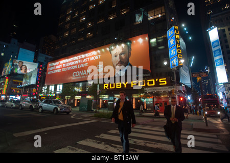 Werbung für die Conan neue TBS-Talkshow auf einer Plakatwand am Times Square in New York Stockfoto