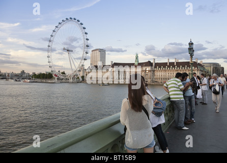 London, UK. Touristen auf Westminster Bridge, Blick auf London Eye Stockfoto