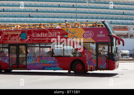 Tourist-Hop on Hop off-Busse in Cadiz Spanien Stockfoto