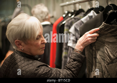 Eröffnung des Designer Yeohlee Teng Einzelhandel speichern in den Fashion District in New York Stockfoto