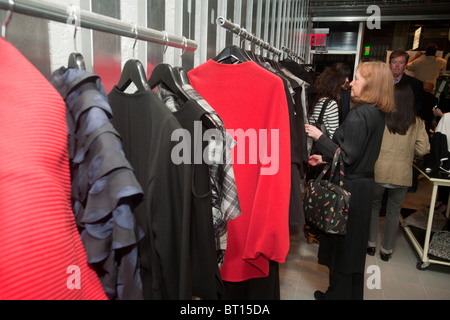 Eröffnung des Designer Yeohlee Teng Einzelhandel speichern in den Fashion District in New York Stockfoto