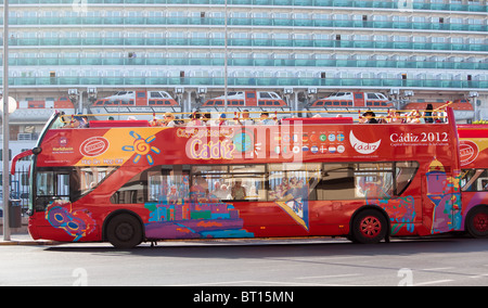 Tourist-Hop on Hop off-Busse in Cadiz Spanien Stockfoto