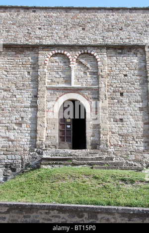 Die Tür zum La Pieve di Santa Maria Assunta (Pfarrkirche) San Leo, Pesaro e Urbino, Le Marche, Italien Stockfoto