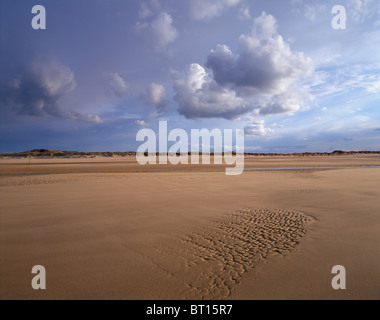 Wolken über dem Strand bei Ebbe an einem Frühlingstag am Holkham Bay North Norfolk Stockfoto