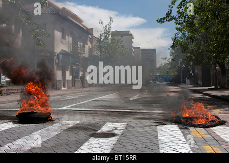 Brennende Reifen als Straßensperren in Quito, Ecuador, aus Protest über die Entlohnung von Polizei Stockfoto