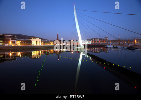 Der Fluss tawe bei Nacht, Swansea sa1 Waterfront, Swansea, Wales, UK. Stockfoto