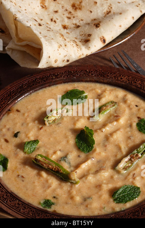 Sultani dal ist eine reiche Vorbereitung der Toor dal (gelbe Linsen) in der Milch, Sahne und Quark gemischt werden. Stockfoto