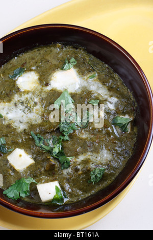 Sarson Ka Saag ist eine nahrhafte Mischung aus Senf Blätter und Spinat und beliebte Curry in den Punjab und Pakistan Stockfoto