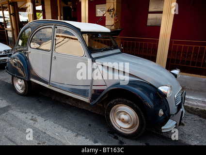 Citroen 2cv geparkten Seite street.cephalonia Griechenland Stockfoto