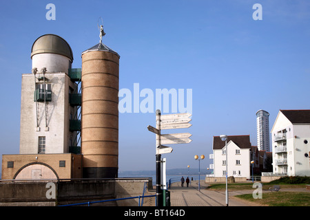 Sternwarte, Maritime Quarter, Swansea, South Wales, UK mit der Meridian Tower im Hintergrund. Stockfoto