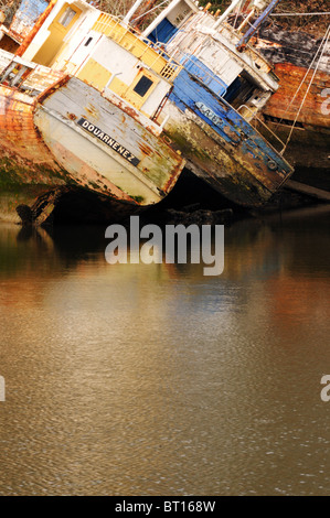 Zwei verlassene alte Fischerboote in Frankreich Stockfoto