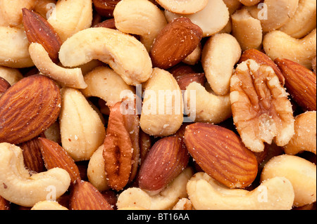 Gemischten Nüssen wie Mandeln, Haselnüsse, Cashewnüsse und Walnüsse mit Salz bestreut. Stockfoto