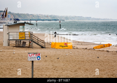 Strandwache und Surfbrett am Strand von Bournemouth, Dorset, England, UK, GB Stockfoto