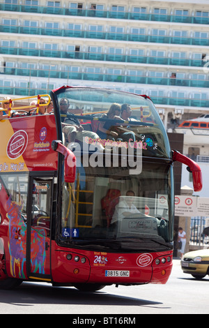 Tourist-Hop on Hop off-Busse in Cadiz Spanien Stockfoto