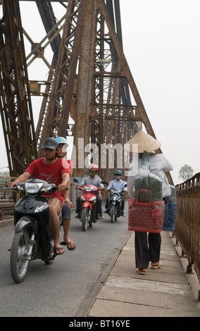 Long Bien-Brücke, Hanoi Vietnam von den Franzosen von 1899 bis 1902 gebaut Stockfoto