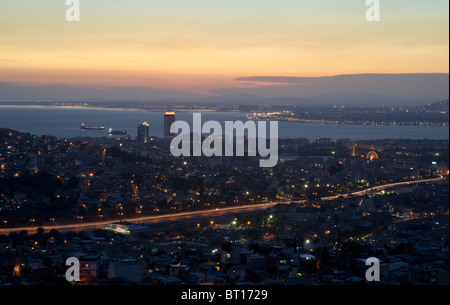 Ein Blick über Izmir Stadt in der Dämmerung. Dargestellt ist die Ringstraße, Hafen und Hilton Hotel. Stockfoto