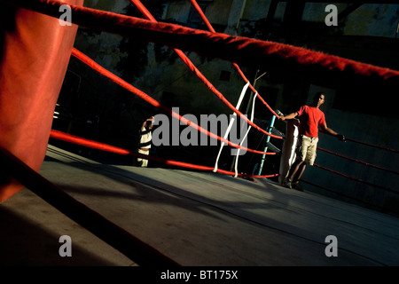 Ein junger kubanischer Boxer klappt bei Rafael Trejo Boxing Gym, ein outdoor-Sport-Anlage in der alten Havanna, Kuba. Stockfoto