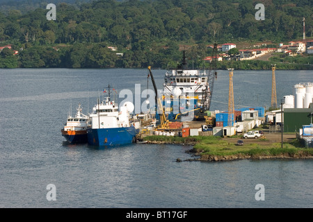 Blick über Luba Öl Freeport Hafen mit Offshore-Öl-Industrie Versorgung Boote am Steg Stockfoto