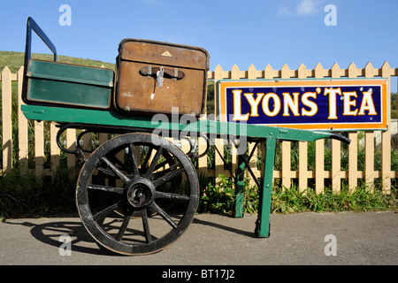 alten Stil Gepäck am Bahnhof auf Seite LKW sitzen Stockfoto