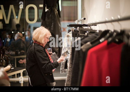 Eröffnung des Designer Yeohlee Teng Einzelhandel speichern in den Fashion District in New York Stockfoto