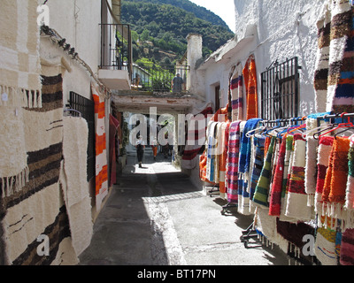 Teppich-Verkauf in den Straßen von Pampaneira Andalusien Stockfoto