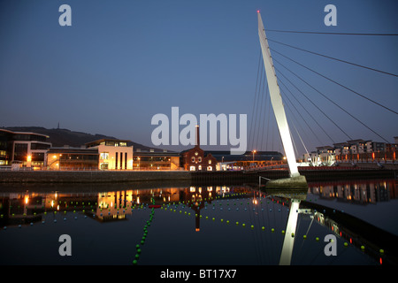 Der Fluss tawe bei Nacht, Swansea sa1 Waterfront, Swansea, Wales, UK. Stockfoto