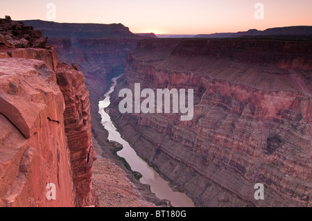 Grand Canyon und Colorado River gesehen vom Toroweap Point bei Sonnenaufgang, Tuweep Area, Grand Canyon North Rim, Arizona, USA Stockfoto