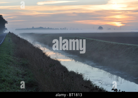 Herbst Sonnenaufgang über New South Wales Eau drain im Venn östlich von Nene Terrasse im Norden Cambridgeshire Stockfoto