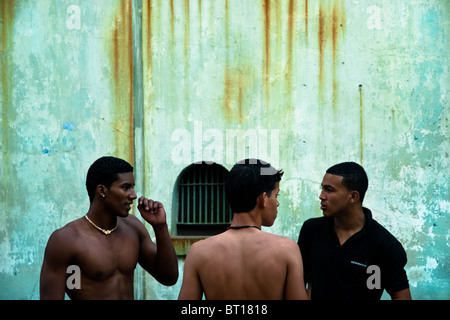 Junge kubanische Boxer vor einem Training an Rafael Trejo Boxing Gym in Havanna, Kuba. Stockfoto