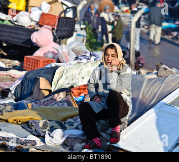 Ein Markt-Stall-Inhaber in den Izmir-Flohmarkt. Stockfoto