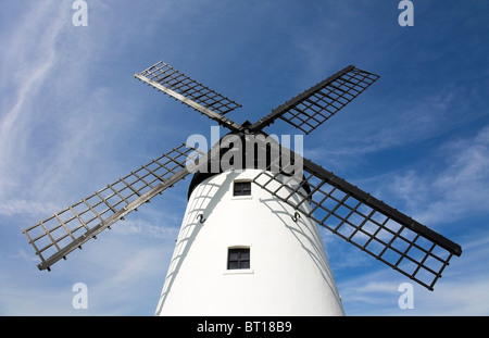 Historische Windmühle an der Küste in der Nähe des Flusses Ribble bei Lytham in Lancashire, Großbritannien Stockfoto