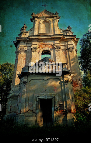 Verlassene Kirchenruine mit Hdr-Effekt im Retro-dunkle Vintage-Stil Stockfoto