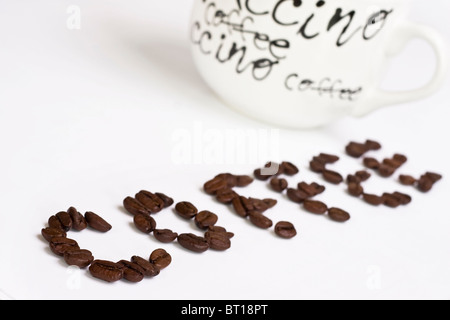 Kaffeebohnen ein Wort '' Kaffee '' machen. Geringe Schärfentiefe Stockfoto