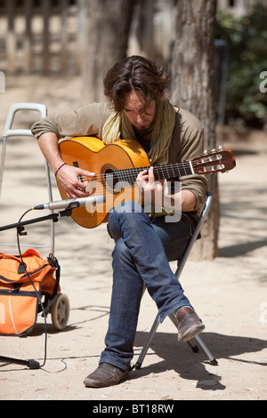 Man Gitarre spielen außerhalb Gaudis Sagrada Familia Chuch Barcelona Spanien Stockfoto