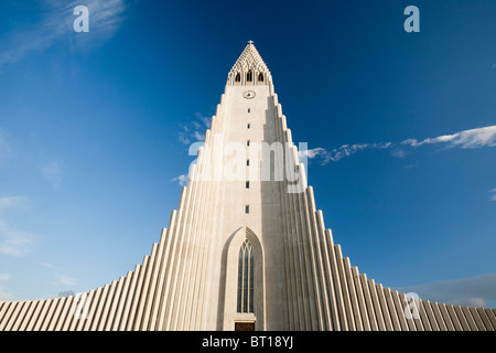 Die kultigen Hallgrims Kirkja in Reykjavik, Islands größte Kirche, entworfen von Gudjon Samuelsson Stockfoto